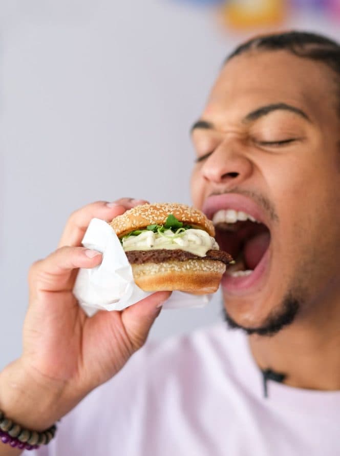 Première bouchée dans un smash au bun sésame