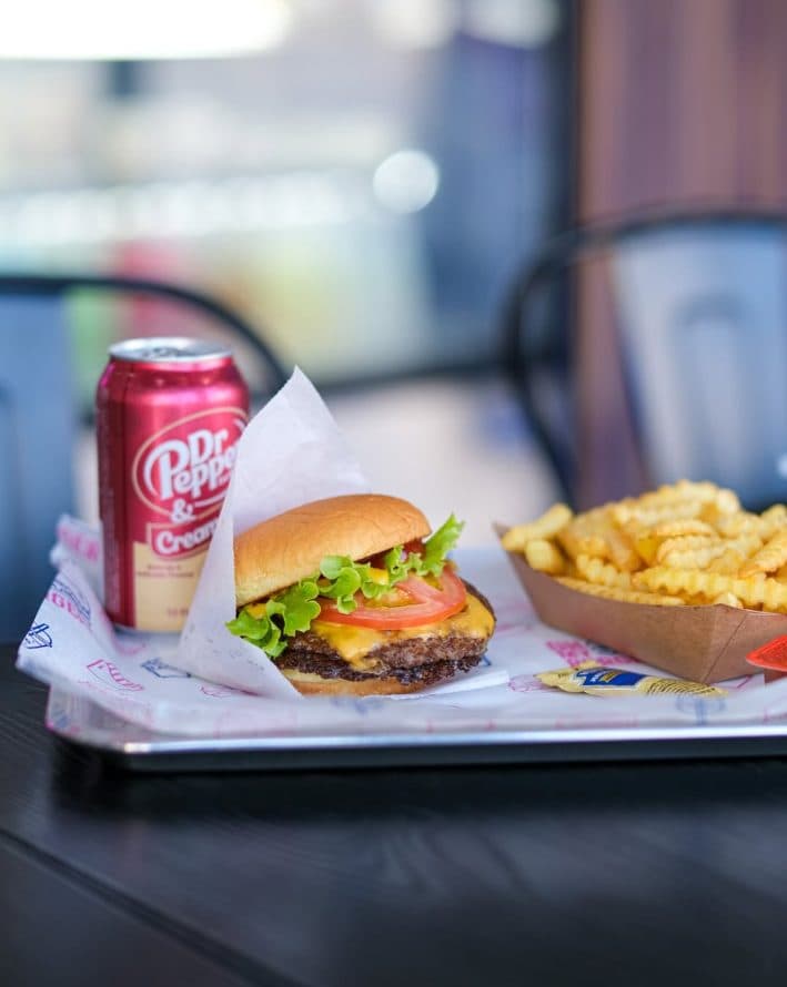 Smash, crinkle fries et Dr Pepper sur plateau