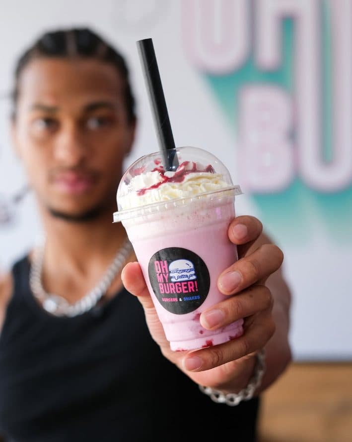 Milkshake fraise chantilly tendu vers l'objectif
